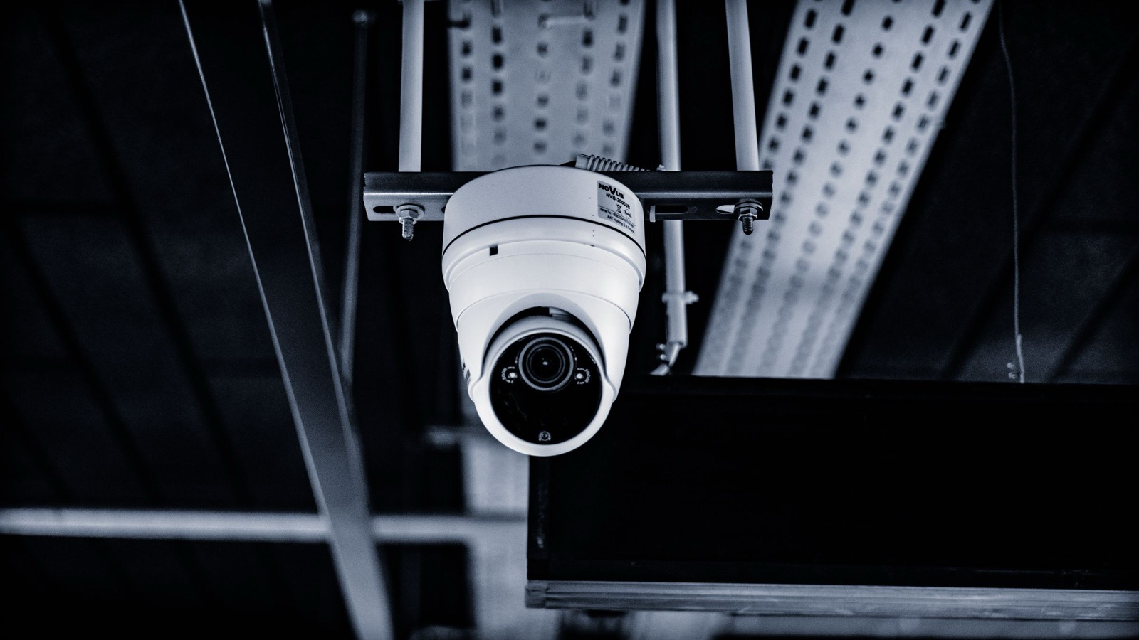 Cameră de supraveghere modernă montată pe un tavan industrial