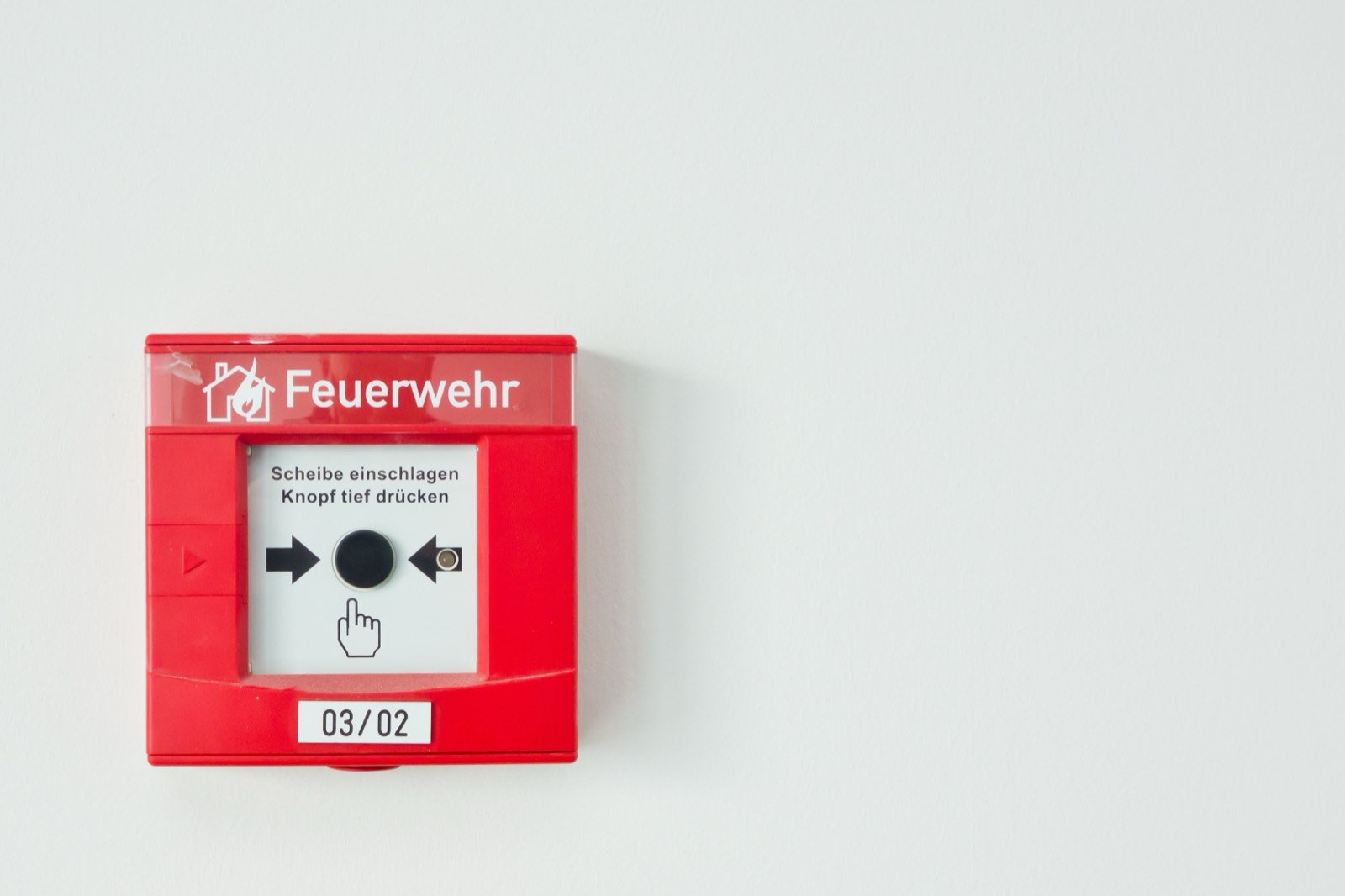 Buton manual de alarmare la incendiu montat pe perete